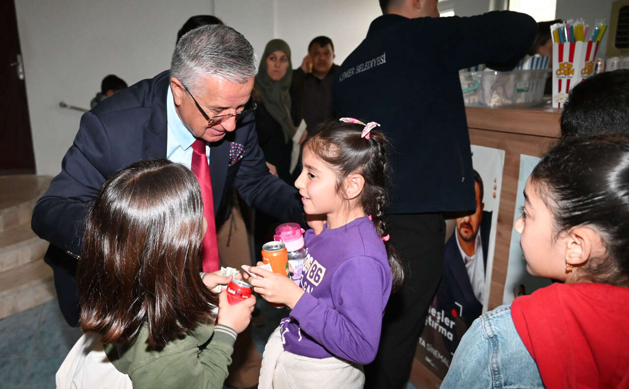 kemerde-okul-siralari-bos-kaldi-sinema-doldu-tasti