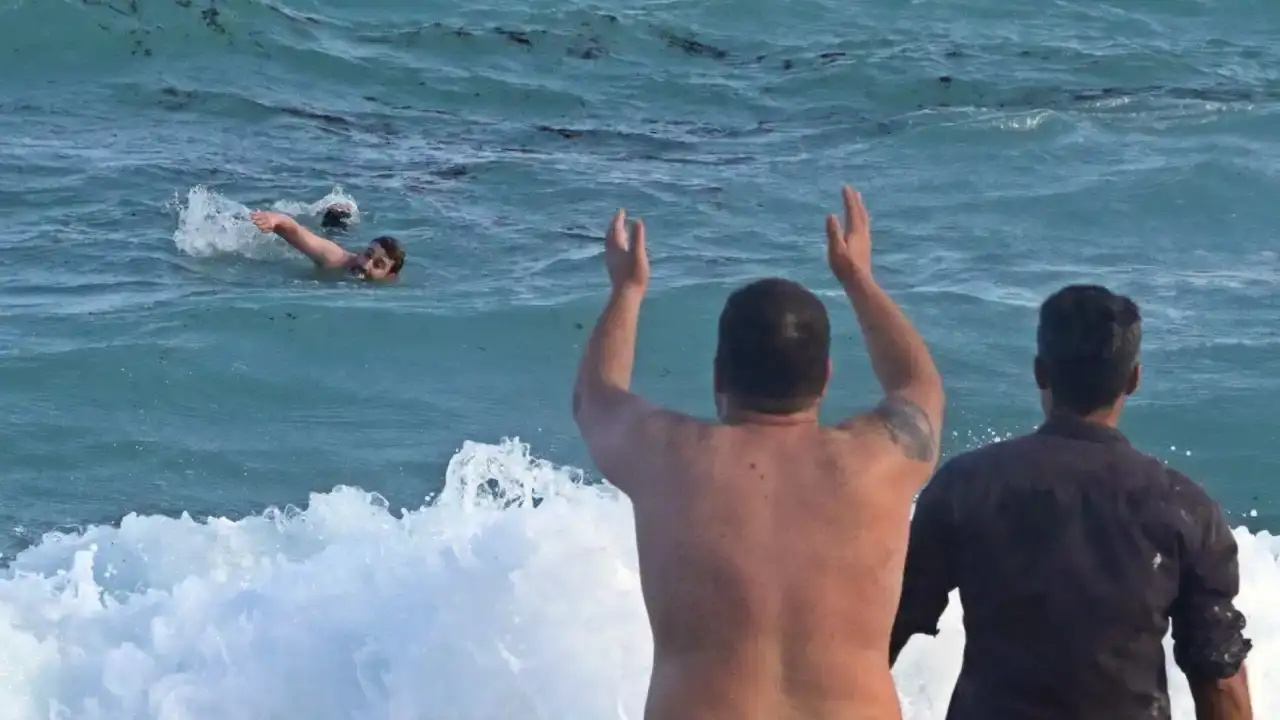 konyaalti-sahilinde-dalgalara-kapilan-genc-yasamini-kaybetti