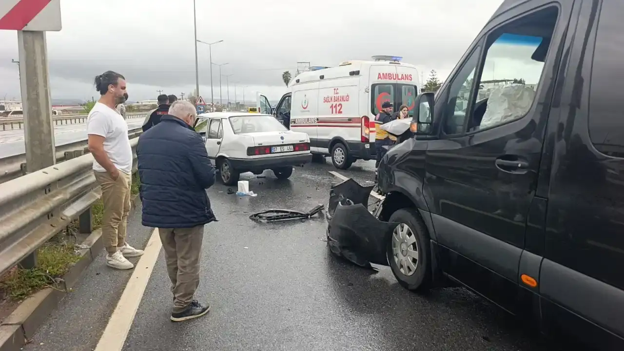 manavgatta-ters-yone-giren-otomobil-tur-minibusuyle-carpisti