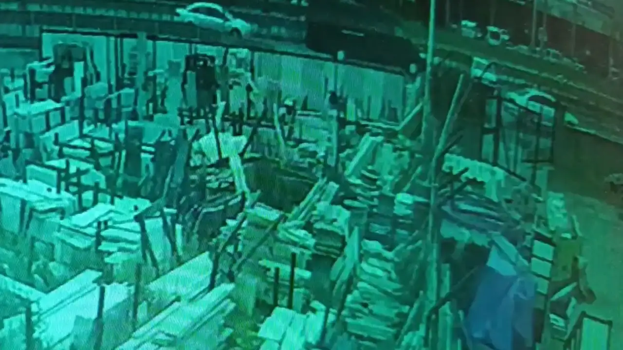 manavgatta-ters-yone-giren-otomobil-tur-minibusuyle-carpisti