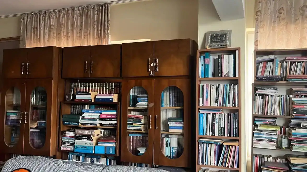 alanyanin-bilge-cinari-77-yillik-omrune-11-bin-kitap-sigdirdi