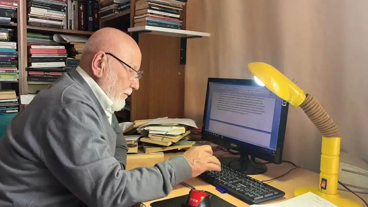 alanyanin-bilge-cinari-77-yillik-omrune-11-bin-kitap-sigdirdi