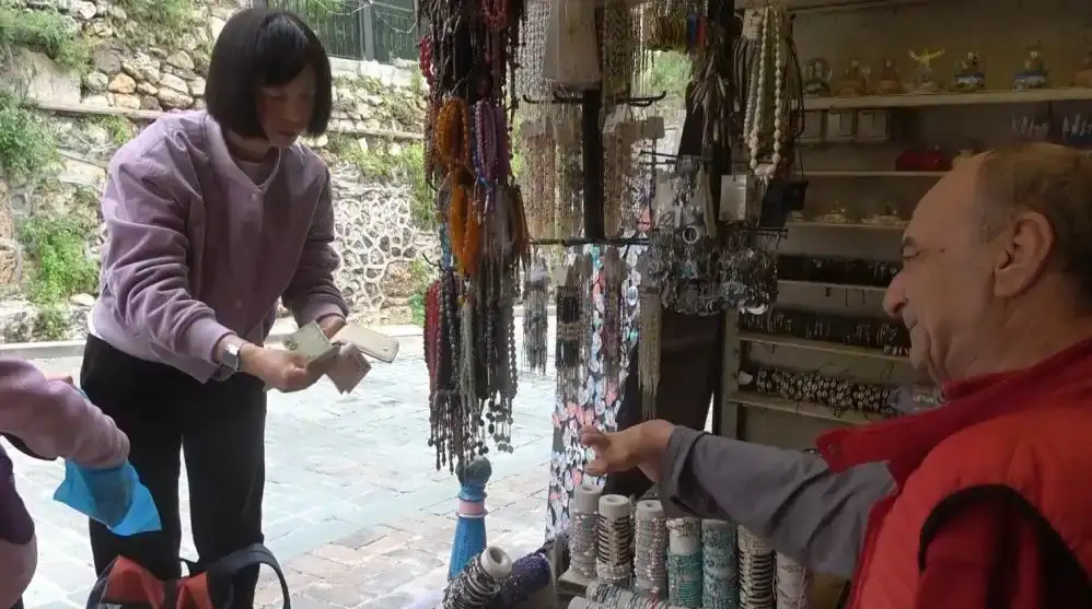 antalyada-azmiyle-gorenleri-sasirtiyor-elleri-olmadan-ayaklariyla-tutunuyor