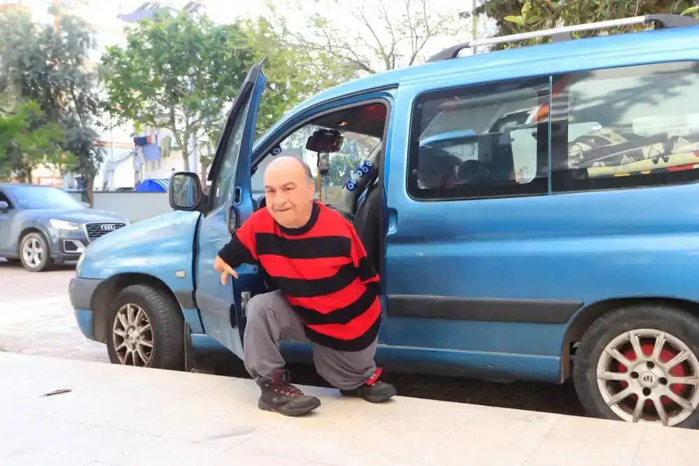 antalyada-azmiyle-gorenleri-sasirtiyor-elleri-olmadan-ayaklariyla-tutunuyor-6