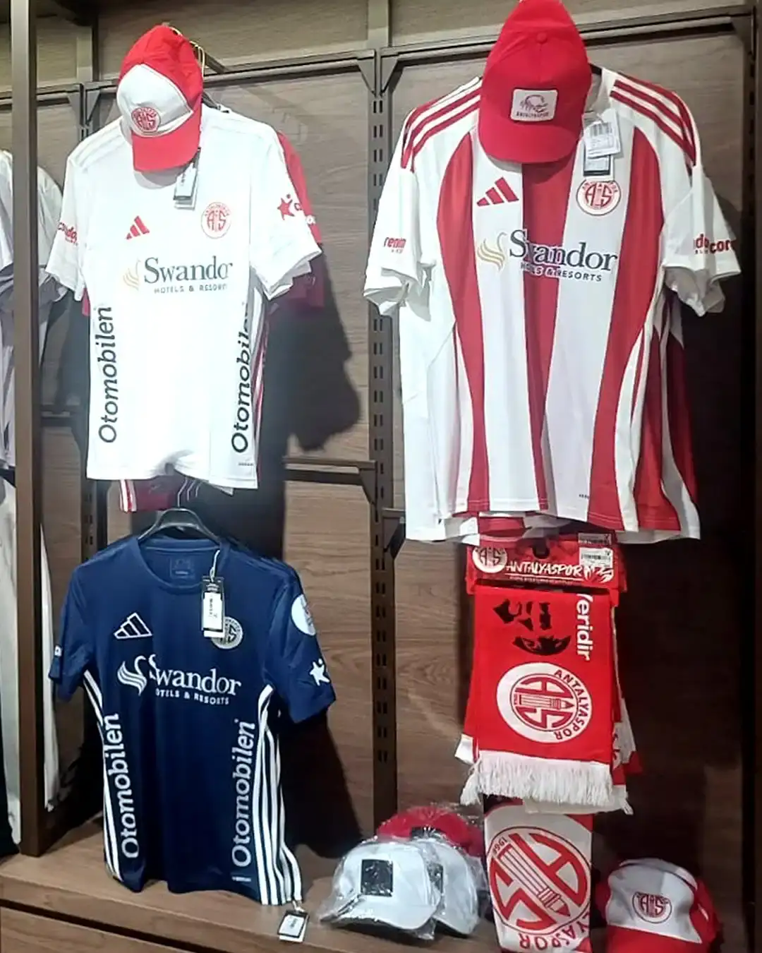 antalyaspor-lisansli-urunleri-antalya-havalimaninda-satisa-sunuldu