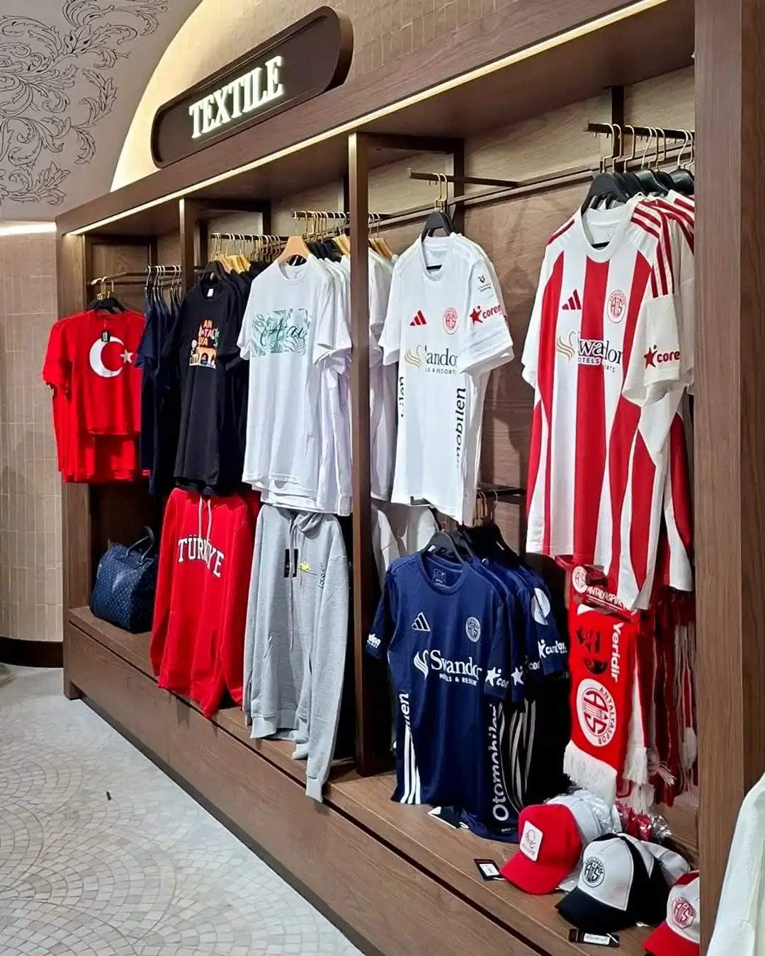 antalyaspor-lisansli-urunleri-antalya-havalimaninda-satisa-sunuldu