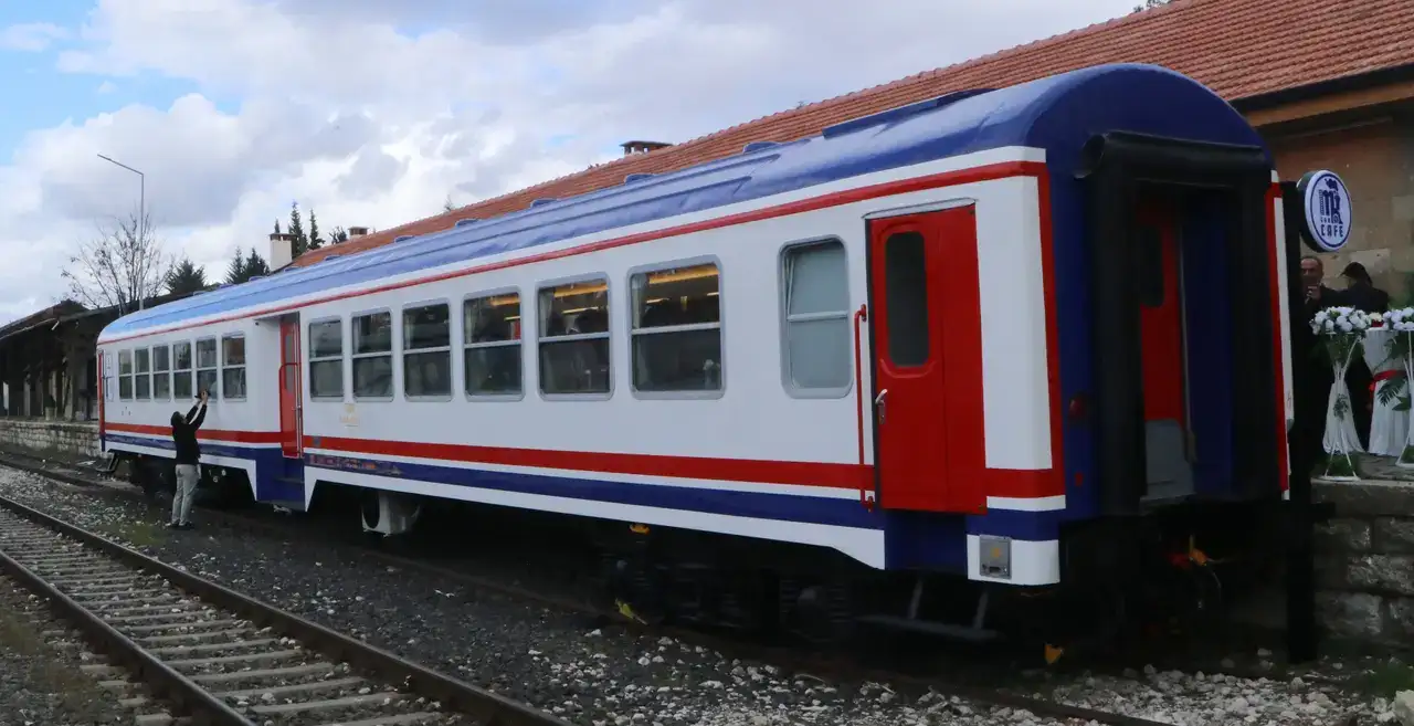 burdur-tren-garinda-tarihi-donusum-depo-ve-vagonlar-halka-acildi