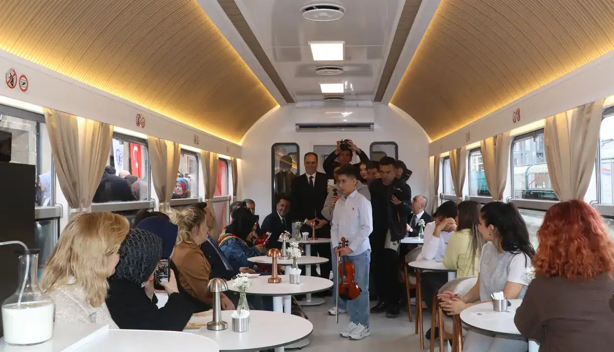 burdur-tren-garinda-tarihi-donusum-depo-ve-vagonlar-halka-acildi