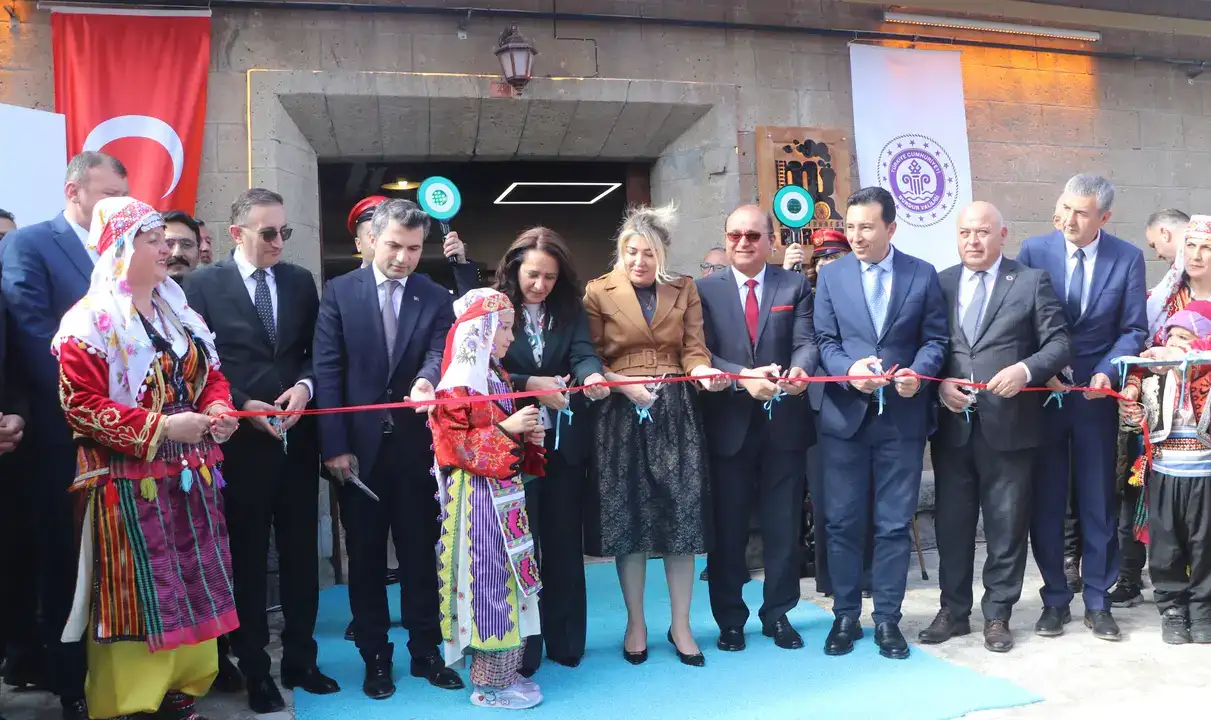 burdur-tren-garinda-tarihi-donusum-depo-ve-vagonlar-halka-acildi