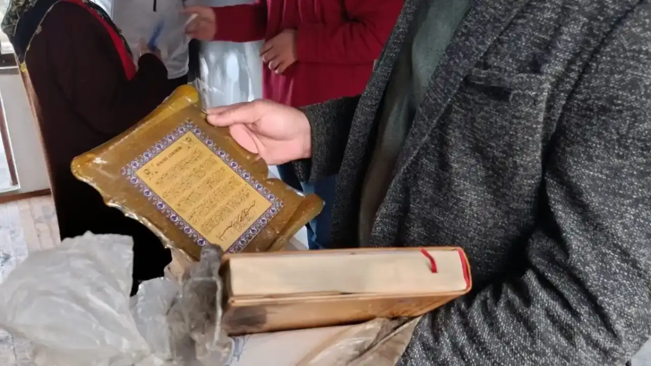 gazipasadaki-esyalar-kul-oldu-kuran-i-kerim-zarar-gormedi