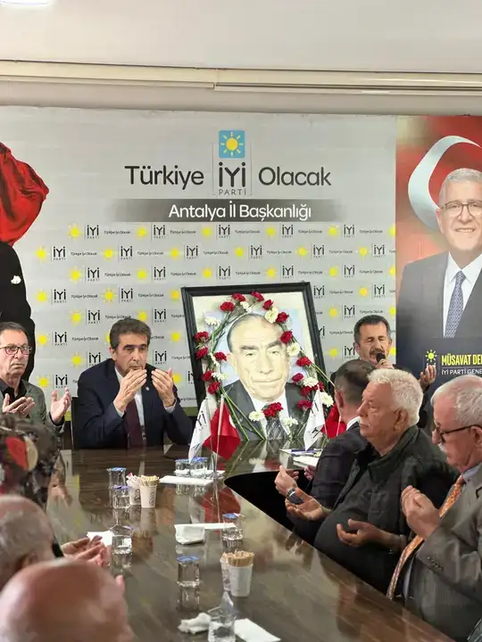 iyi-parti-antalyadan-alparslan-turkes-icin-anma-programi