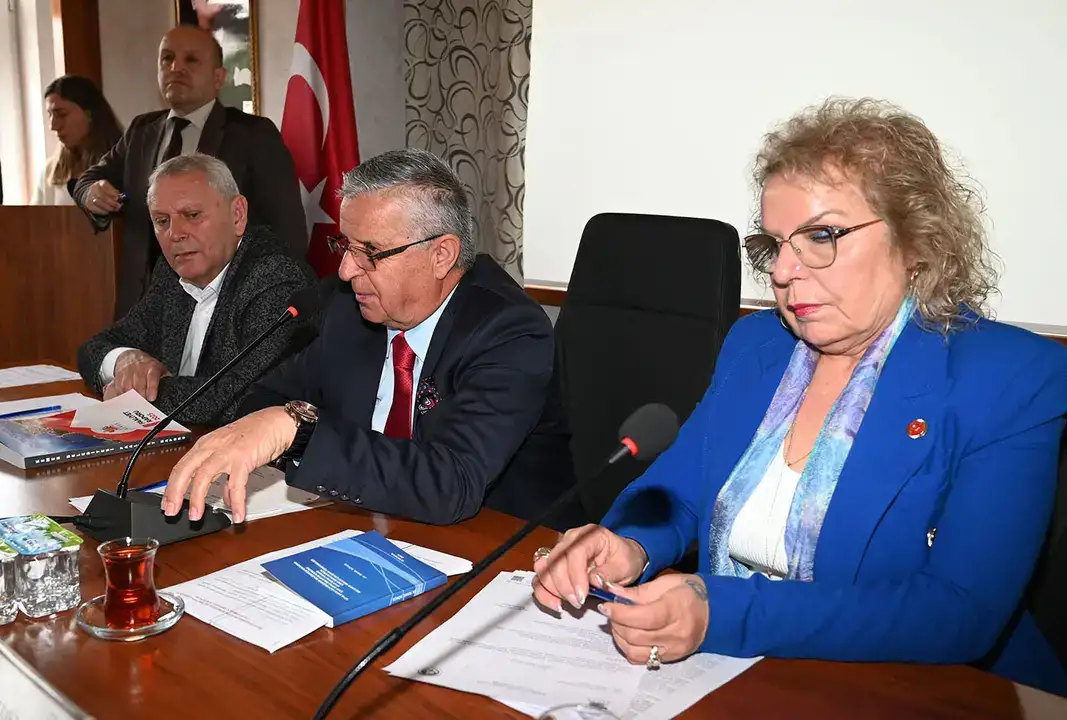 kemer-belediye-meclisinde-yeni-donem-encumen-ve-ihtisas-komisyonlari-sil-bastan