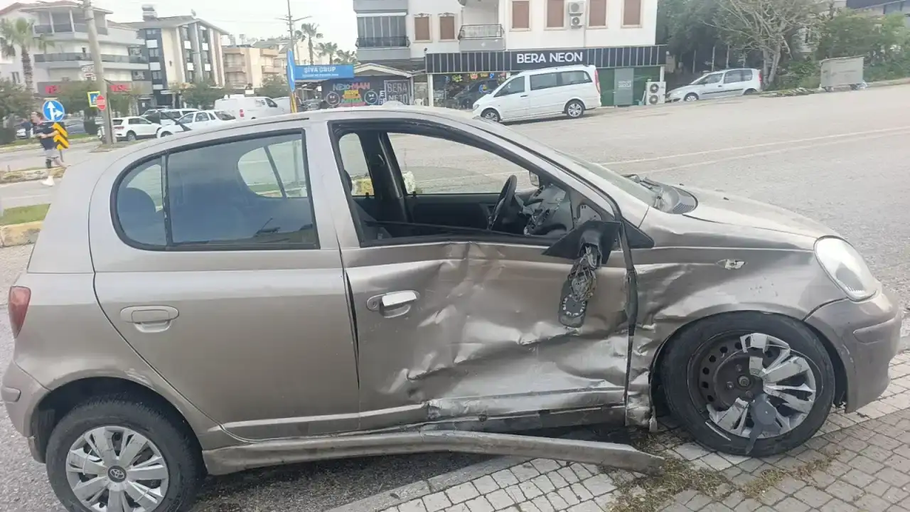 manavgat-sidede-trafik-kazasi-otomobil-surucusu-yaralandi