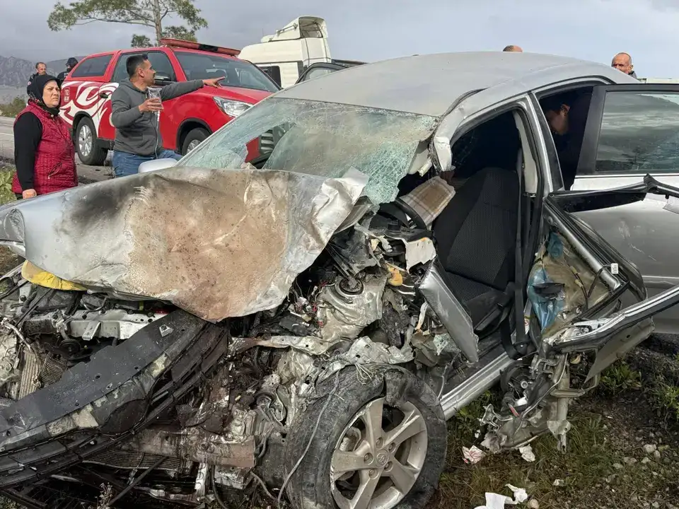 manavgatta-2-kisi-tir-ile-carpisan-otomobilde-sikisti