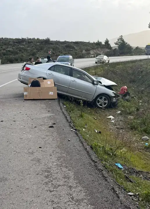 manavgatta-2-kisi-tir-ile-carpisan-otomobilde-sikisti