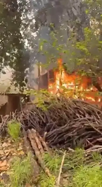 alanyada-korkutan-yangin-mustakil-ev-alevlere-teslim-oldu