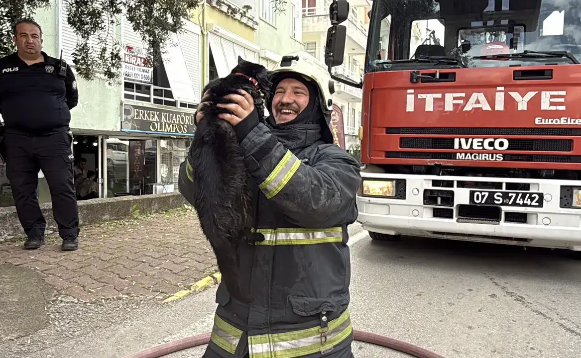 antalyada-kediyi-kalp-mesajiyla-kurtardi-evinde-boyle-karsilandi