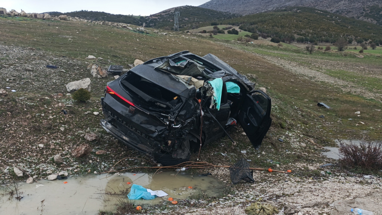 burdurda-yagis-kazayi-getirdi-sarampole-devrilen-otomobilde-3-yarali