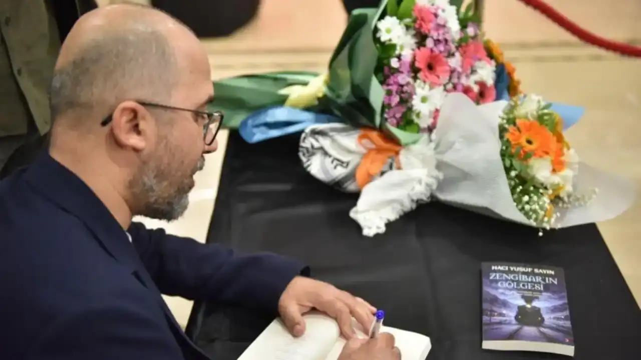 kepez-kitap-fuarinda-anlamli-bagis-kitap-gelirlerini-koy-okulu-yapimi-icin-bagisladi