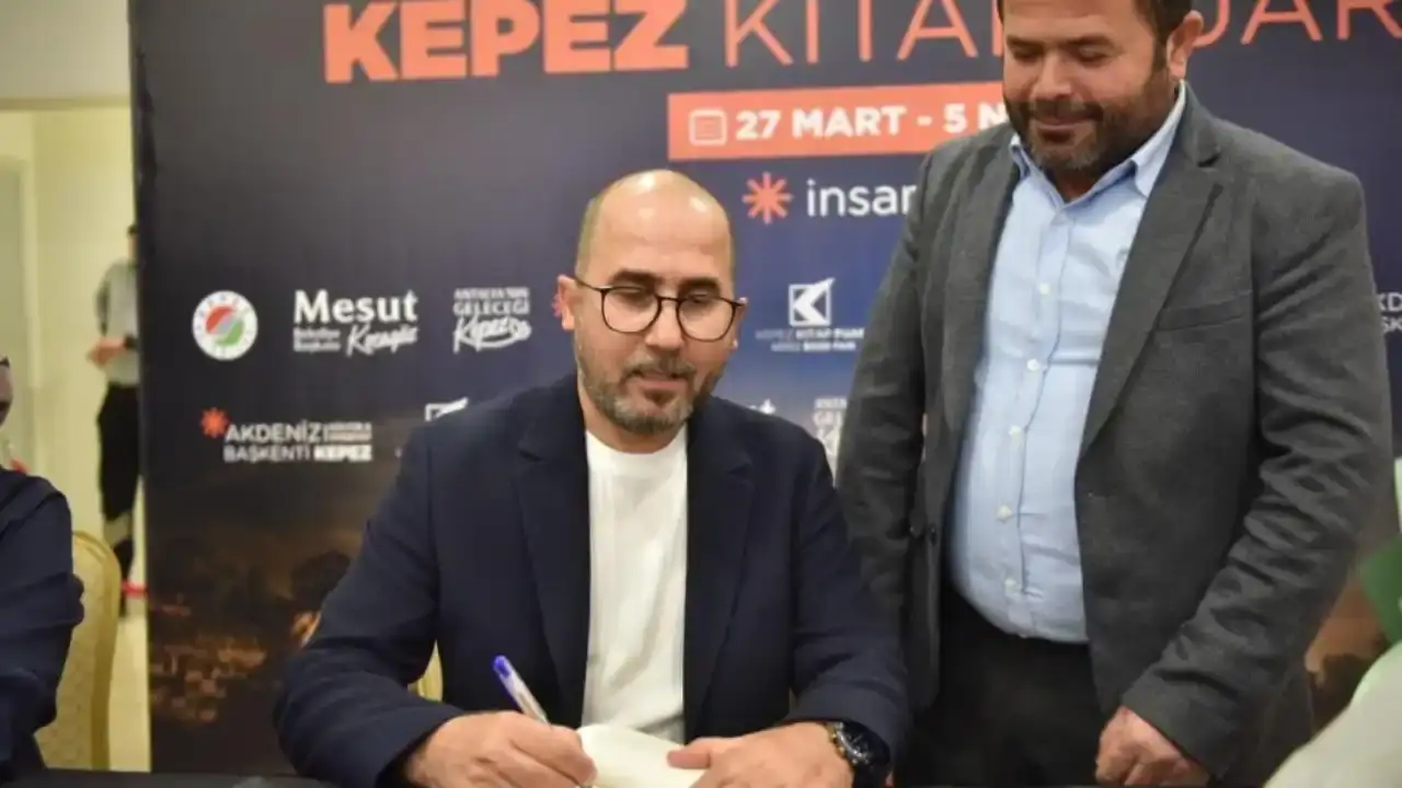 kepez-kitap-fuarinda-anlamli-bagis-kitap-gelirlerini-koy-okulu-yapimi-icin-bagisladi