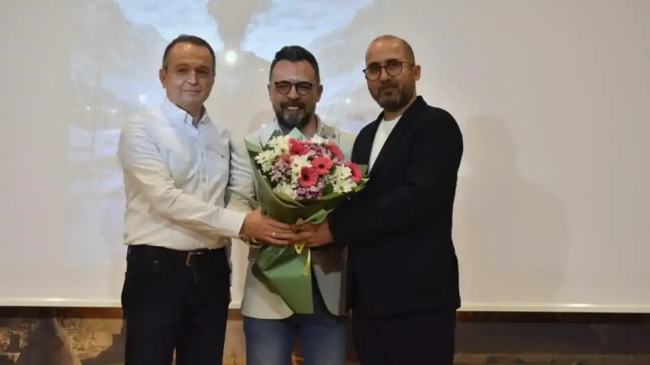 kepez-kitap-fuarinda-anlamli-bagis-kitap-gelirlerini-koy-okulu-yapimi-icin-bagisladi