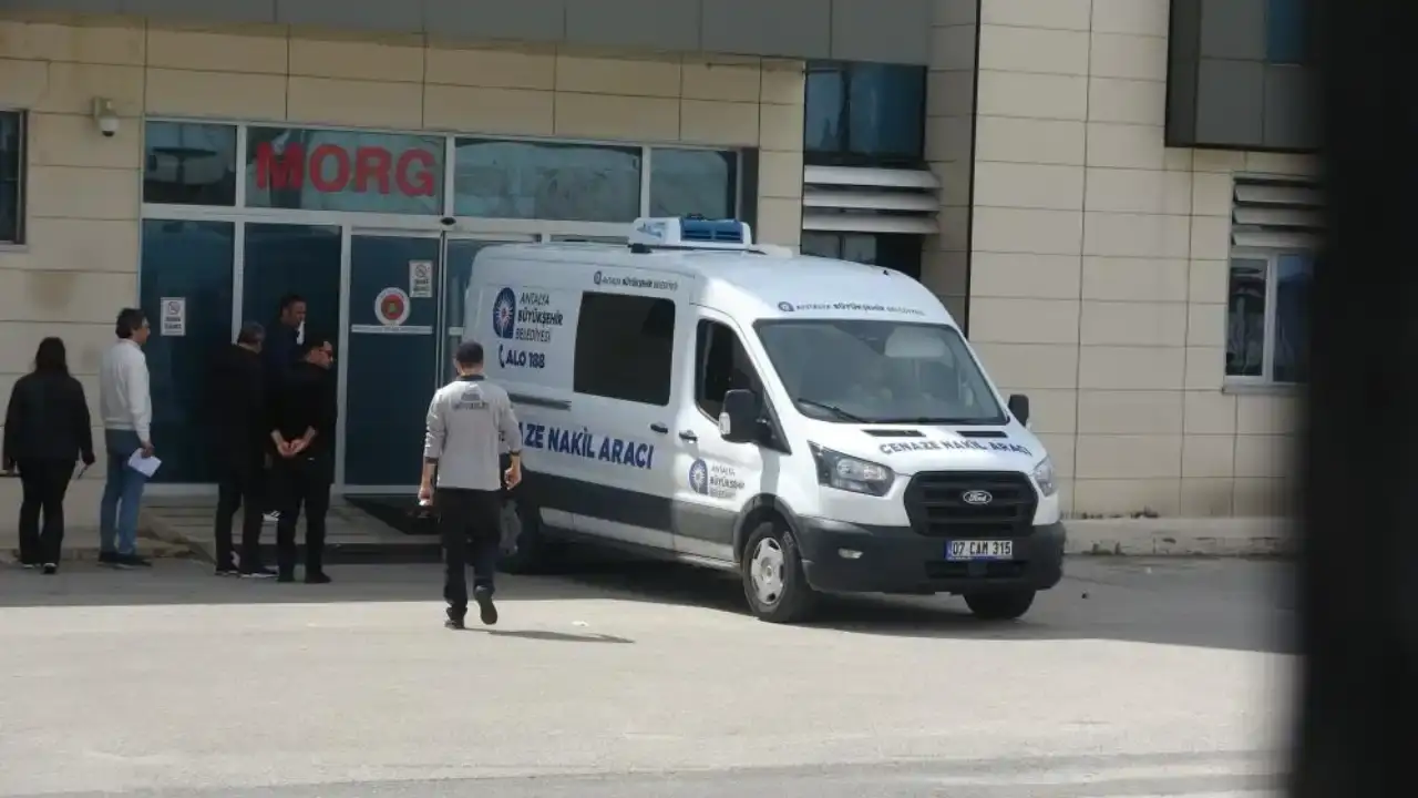 kepezde-kahreden-olum-ekmek-almaya-cikan-yasli-adam-cop-kamyonunun-altinda-kaldi