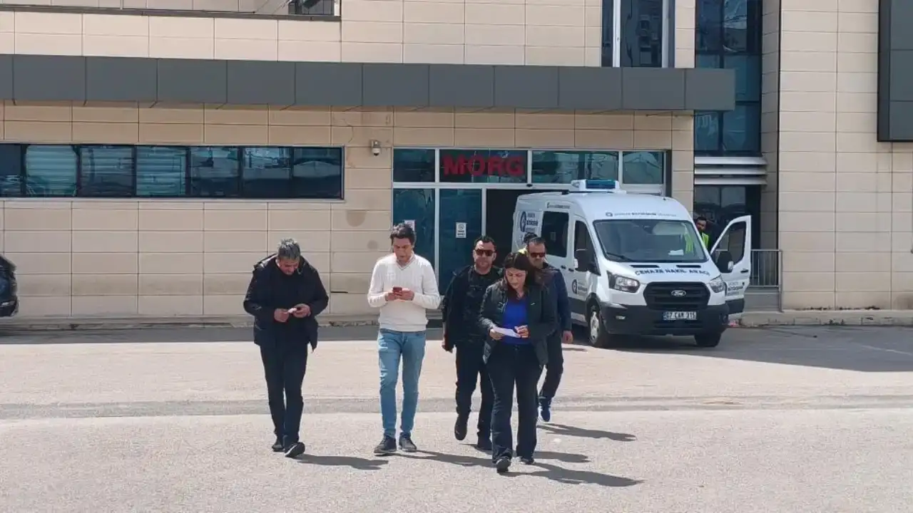 kepezde-kahreden-olum-ekmek-almaya-cikan-yasli-adam-cop-kamyonunun-altinda-kaldi