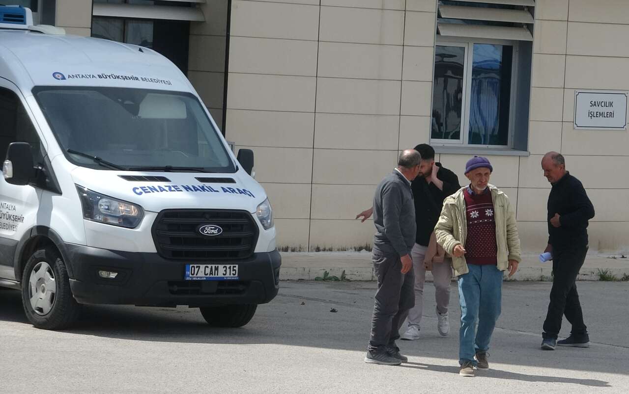 kontrolden-cikan-arac-agaca-carpti