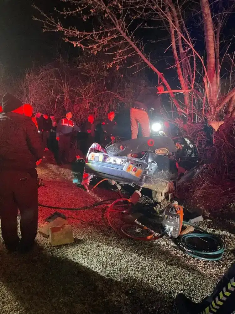 korkutelinde-feci-kaza-agaca-carpan-aracta-bulunan-3-kisi-hayatini-kaybetti