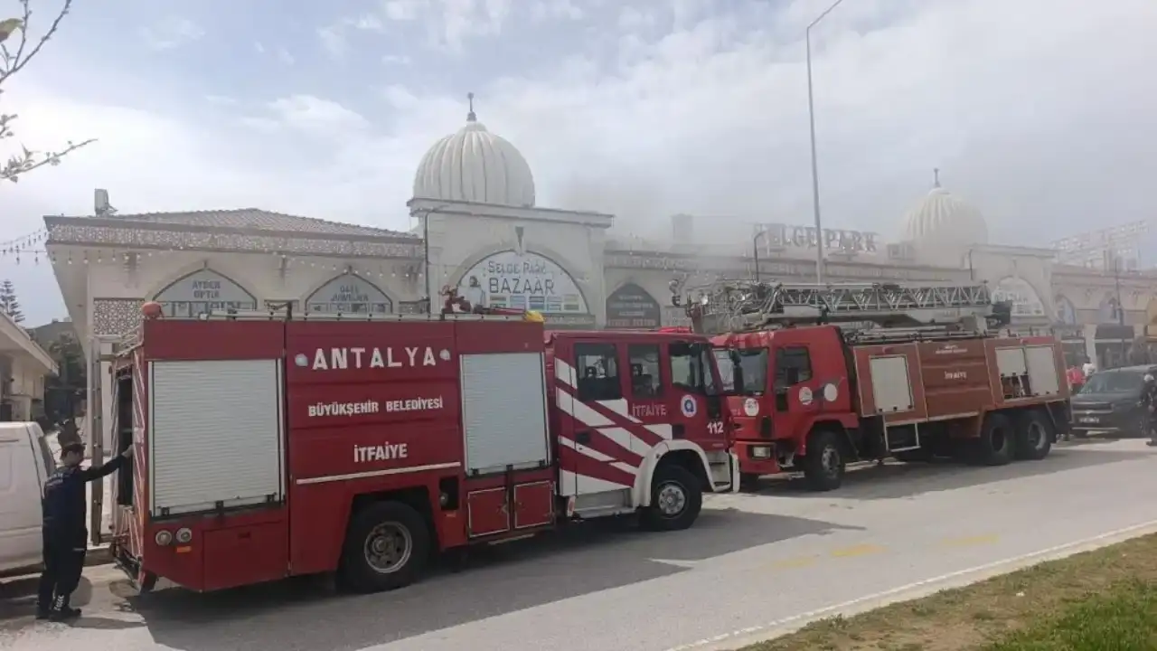 manavgatta-is-merkezi-alevlere-teslim-oldu-esnaf-urunlerini-kurtarmaya-calisti