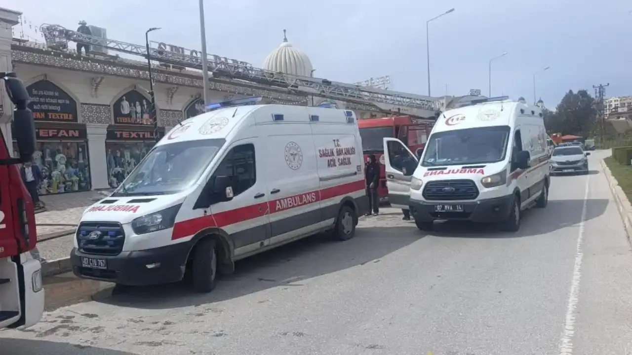 manavgatta-is-merkezi-alevlere-teslim-oldu-esnaf-urunlerini-kurtarmaya-calisti