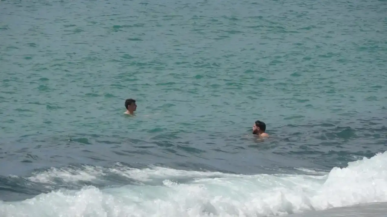 alanyada-yagmur-sonrasi-yaz-havasi-kleopatra-plaji-doldu-tasti