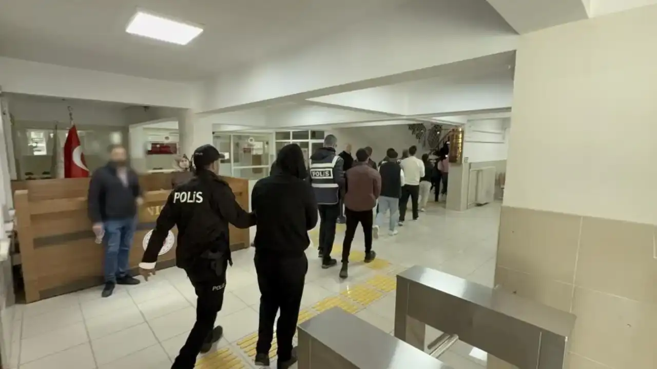 antalya-dahil-12-ilde-yasa-disi-bahis-operasyonu-64-supheli-yakalandi