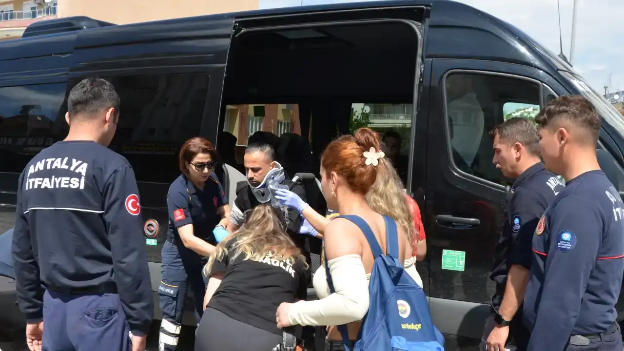 serikte-tur-minibusu-ile-otomobil-carpisti