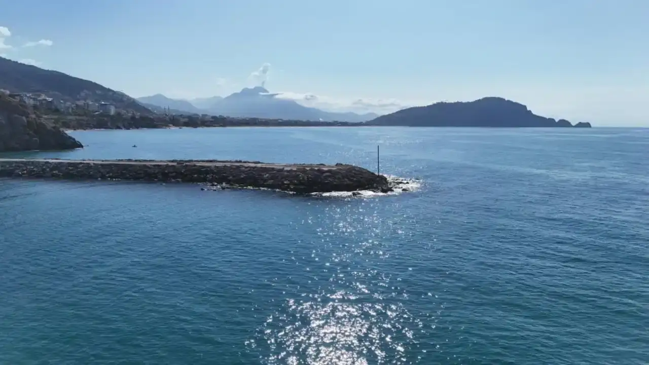 alanyada-kalp-krizi-geciren-adama-yol-kapali-olunca-ambulans-ulasamadi-botla-kurtarildi