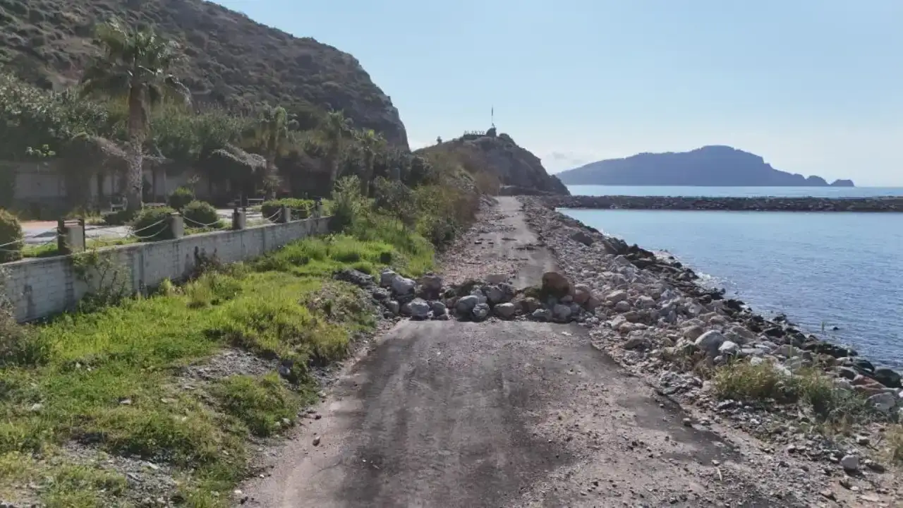 alanyada-kalp-krizi-geciren-adama-yol-kapali-olunca-ambulans-ulasamadi-botla-kurtarildi