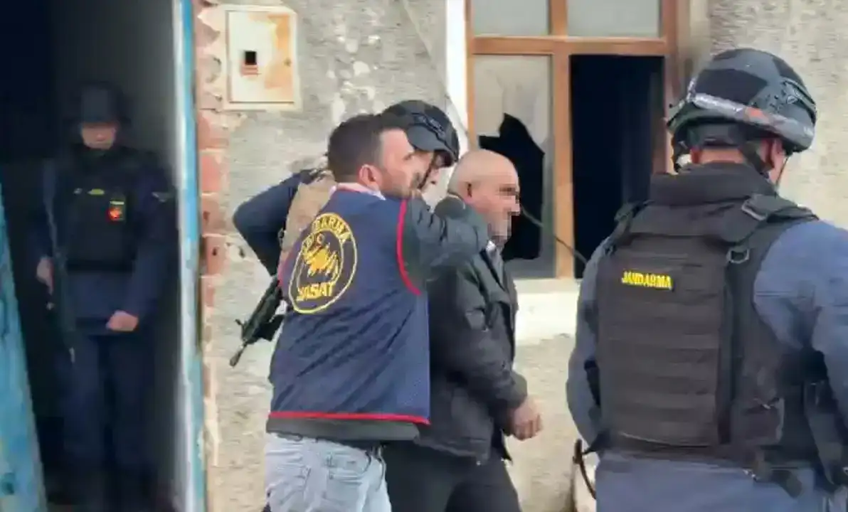 bagkonak-koyunde-kundakci-alarmi-evleri-atese-verdi