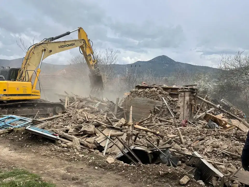 burdur-koylerinde-yikim-operasyonu-10-ev-yerle-bir-oldu