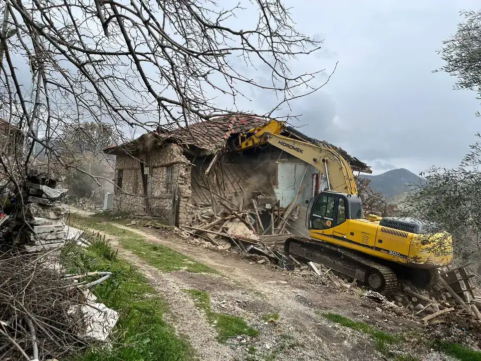 burdur-koylerinde-yikim-operasyonu-10-ev-yerle-bir-oldu