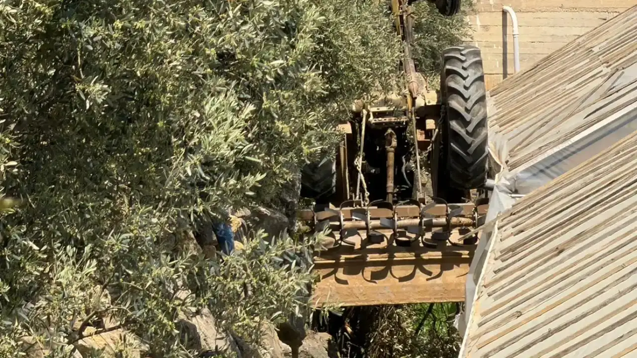 alanyada-traktor-bahceye-uctu-genc-surucu-kurtarilamadi