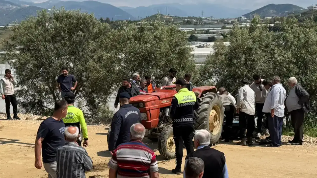 alanyada-traktor-bahceye-uctu-genc-surucu-kurtarilamadi
