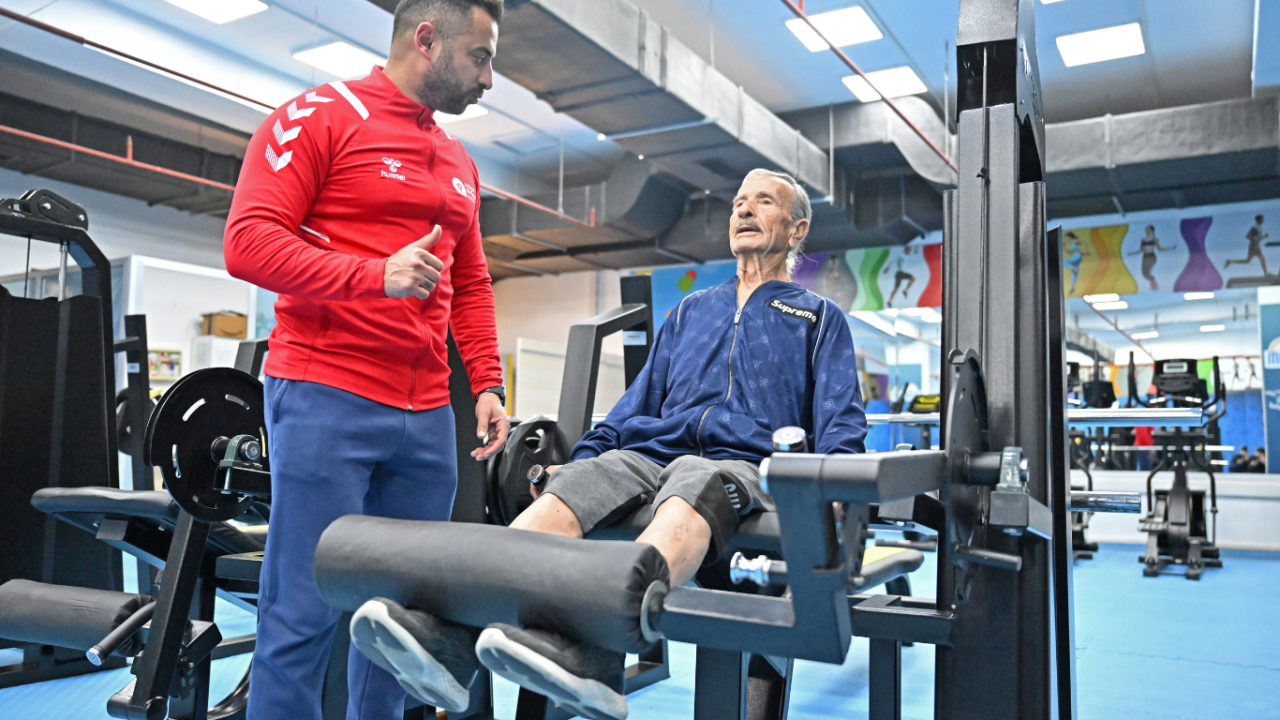 86lik-antalyali-sampiyon-ezber-bozuyor-super-dededen-genclere-spor-cagrisi