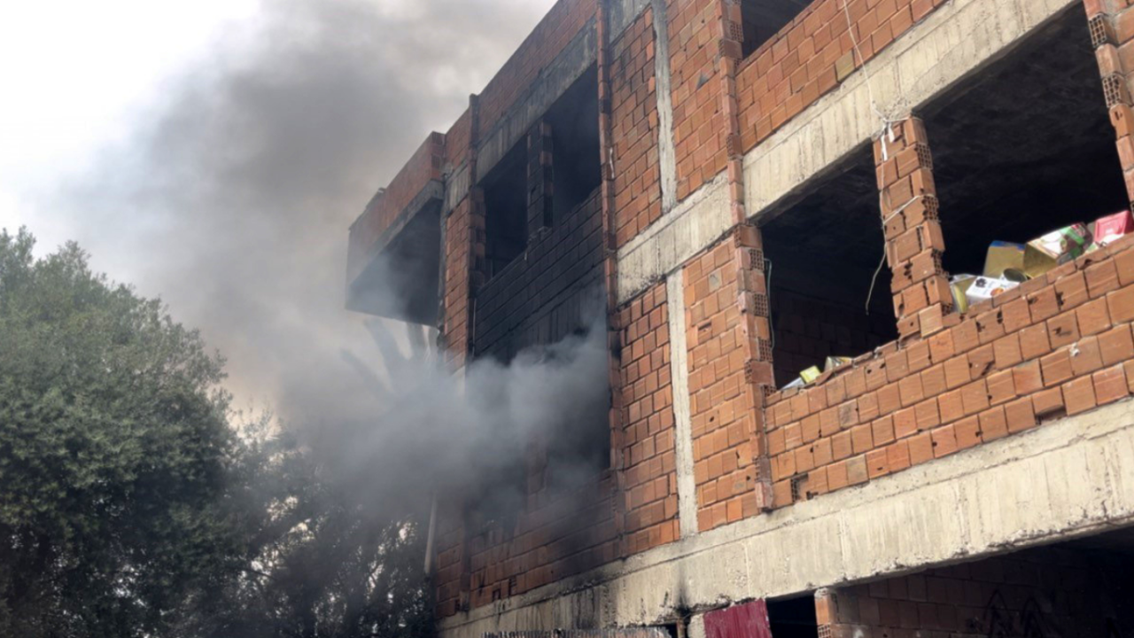 balbey-mahallesinde-yangin-panigi-tarihi-doku-yok-olma-tehlikesiyle-karsi-karsiya