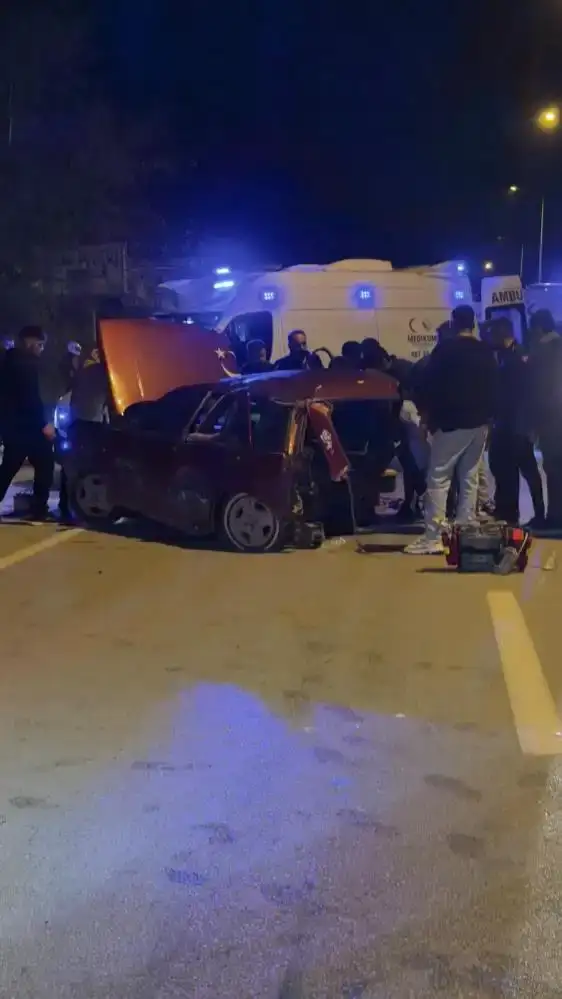 gece-yarisi-finike-kumluca-yolu-savas-alanina-dondu-iki-otomobil-birbirine-girdi