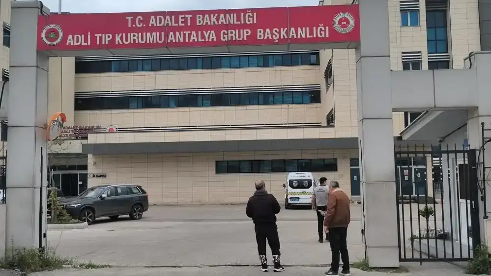 gece-yarisi-finike-kumluca-yolu-savas-alanina-dondu-iki-otomobil-birbirine-girdi