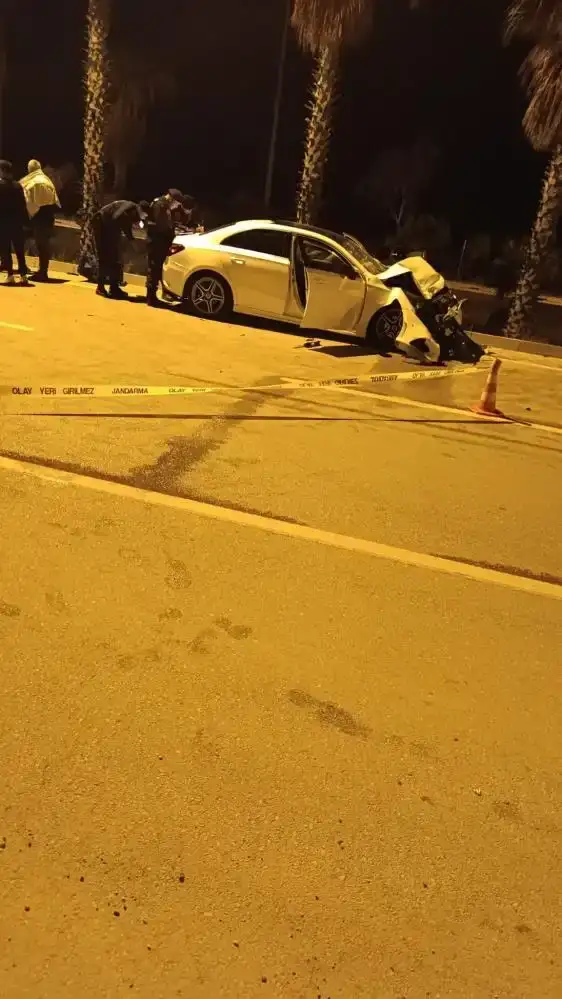 gece-yarisi-finike-kumluca-yolu-savas-alanina-dondu-iki-otomobil-birbirine-girdi