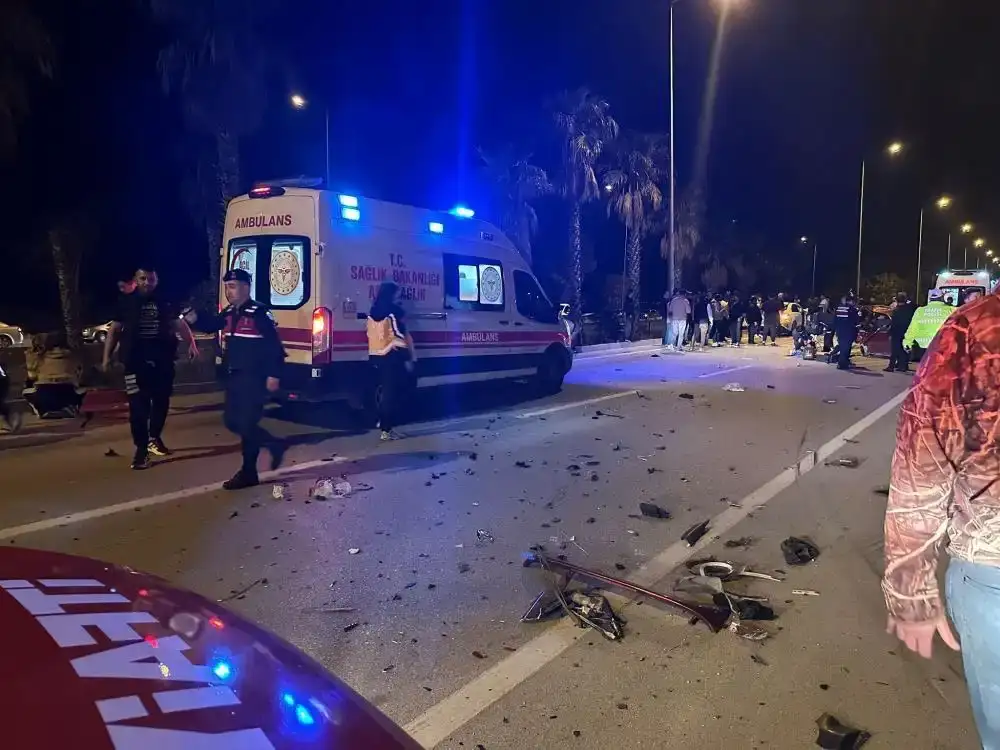 gece-yarisi-finike-kumluca-yolu-savas-alanina-dondu-iki-otomobil-birbirine-girdi