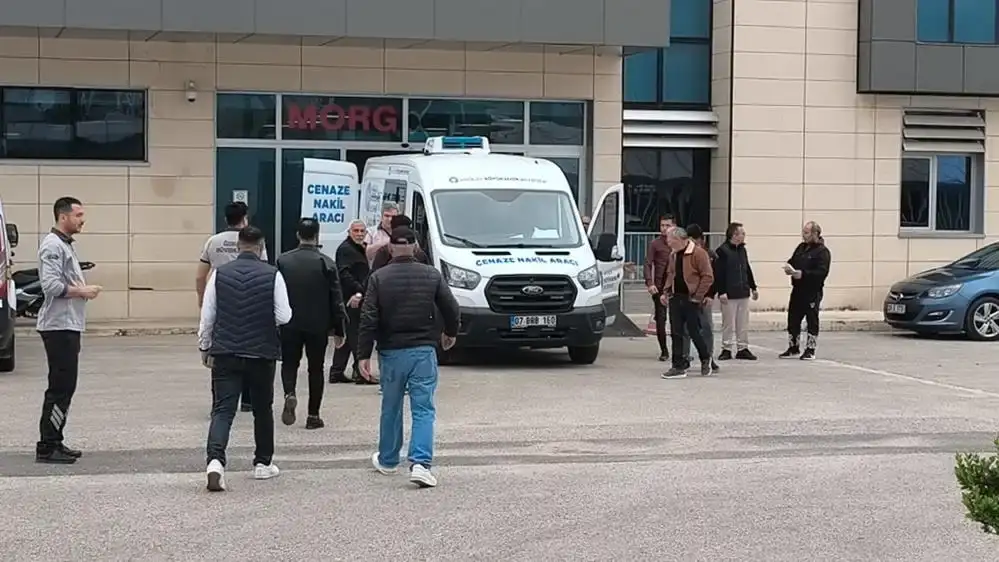 gece-yarisi-finike-kumluca-yolu-savas-alanina-dondu-iki-otomobil-birbirine-girdi