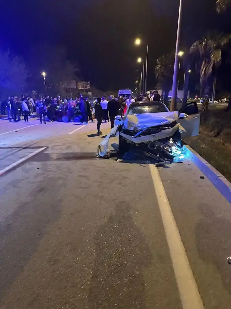 gece-yarisi-finike-kumluca-yolu-savas-alanina-dondu-iki-otomobil-birbirine-girdi