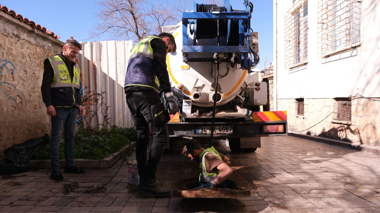 kaleicinde-koku-ve-taskin-riskine-son-asat-ekipleri-sahaya-indi